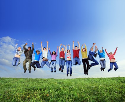Extroverts prefer large groups.